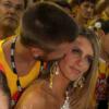 Fernanda Lima ganha beijo apaixonado do marido, Rodrigo Hilbert, no Camarote Devassa na Sapucaí, em 03 de março de 2014