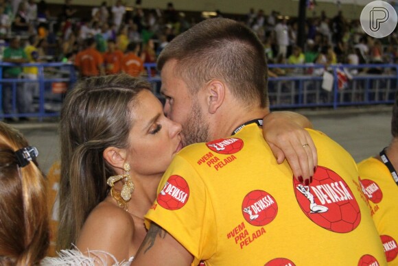 Fernanda Lima e Rodrigo Hilbert se beijam em camarote