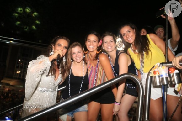 Bruna Marquezine, Alice Wegmann, Ivete Sangalo e amigas no trio da cantora em Salvador nesta segunda-feira, 3 de fevereiro de 2014
