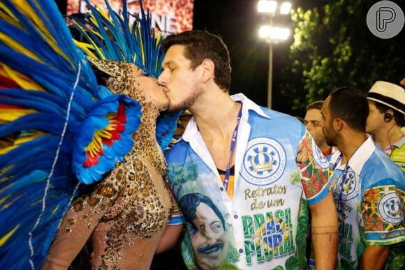 Sabrina Sato beija João Vicente de Castro antes de entrar na Avenida