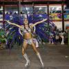 Thaila Ayala mostra samba no pé representando Deusa da Floresta à frente de alegoria