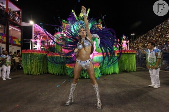 Thaila Ayala veio usando fantasia pela primeira vez em um desfile da Vila Isabel