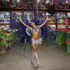 Thaila Ayala mostra samba no pé representando Deusa da Floresta à frente de alegoria