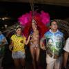 Ticiane Pinheiro desfila com fantasia ousada em desfile da Vila Isabel