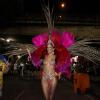 Ticiane Pinheiro desfila com fantasia ousada em desfile da Vila Isabel