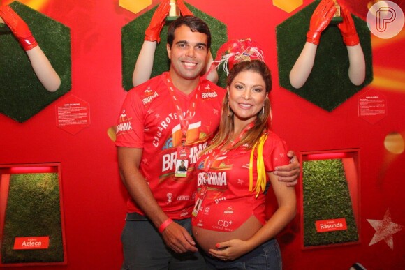 Já a gravidíssima Bárbara Borges colocou a barriguinha de fora durante a folia