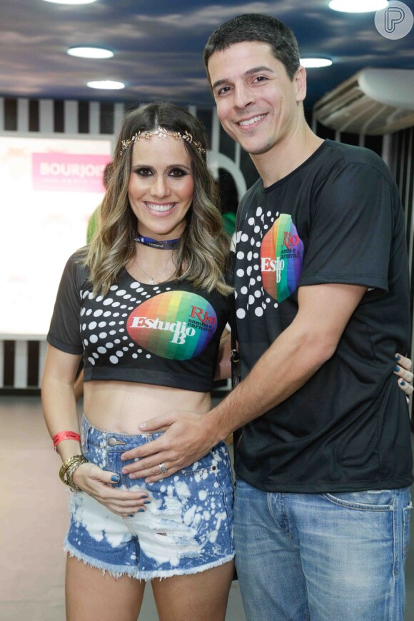 Fernanda Pontes exibiu a sua barriguinha da segunda gravidez com um top e short jeans. O brilho ficou por conta do acessório na cabeça