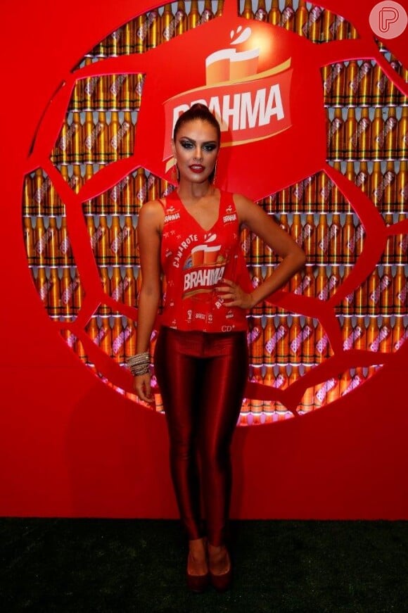 Paloma Bernardi combinou a calça vermelha com os sapatos, a camisa-convite e batom vermelho. Detalhe no look: a atriz usou uma lingerie de renda por baixo da blusa na mesma cor