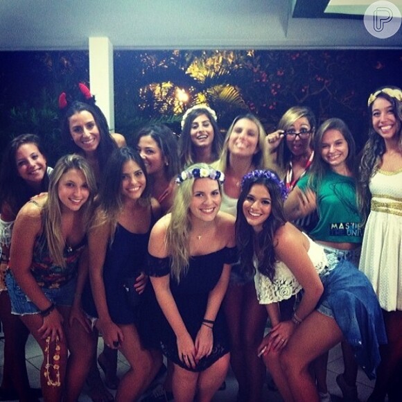 Solteira, Bruna Marquezine aproveita o Carnaval 2014 na companhia de amigas
