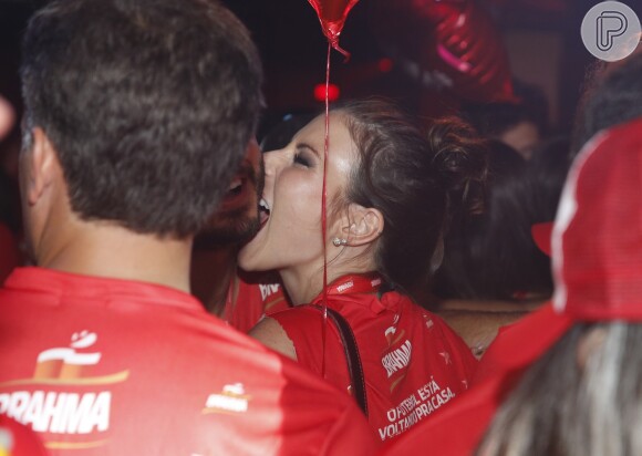 Thiago Rodrigues fica com morena em camarote no Rio de Janeiro após brigar com a ex-mulher, a jornalista Cristiane Dias