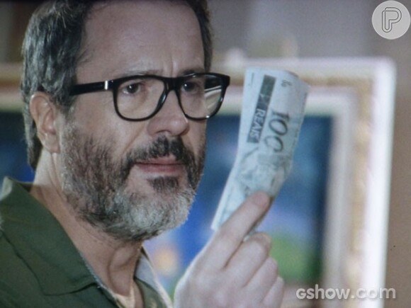 Fernando (Leonardo Mendeiros) oferece R$500 a Jairo (Marcello Melo Jr.) para ele sumir com a filha, na novela 'Em Família'
