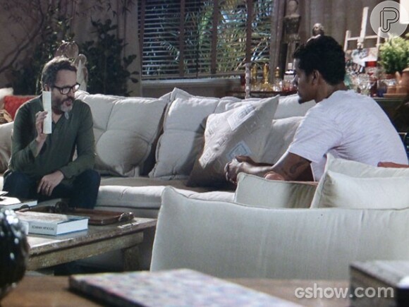 Fernando (Leonardo Mendeiros) ameaça mandar Jairo (Marcello Melo Jr.) para a cadeia, por extorção, em 6 de março de 2014, na novela 'Em Família'