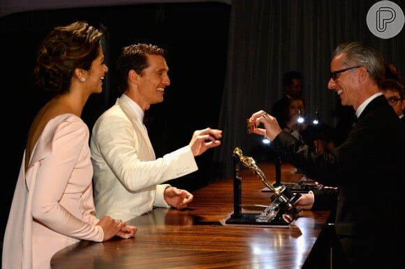 Camila Alves acompanha o marido, Matthew McConaughey em premiação do 'Oscar 2014'