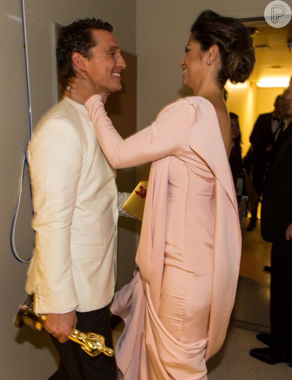 Matthew McConaughey e Camila Alves não se desgrudaram durante os bastidores do Oscar 2014; ator preferiu comemorar prêmio de melhor ator em casa, com a mulher e os filhos