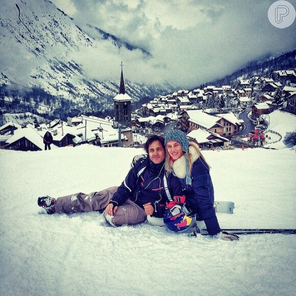 Fiorella Mattheis posa junto com amigo em estação de esqui