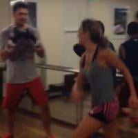 Sabrina Sato dá golpes de boxe em João Vicente de Castro durante treino