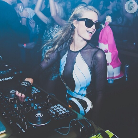 Paris Hilton foi DJ da sua própria festa
