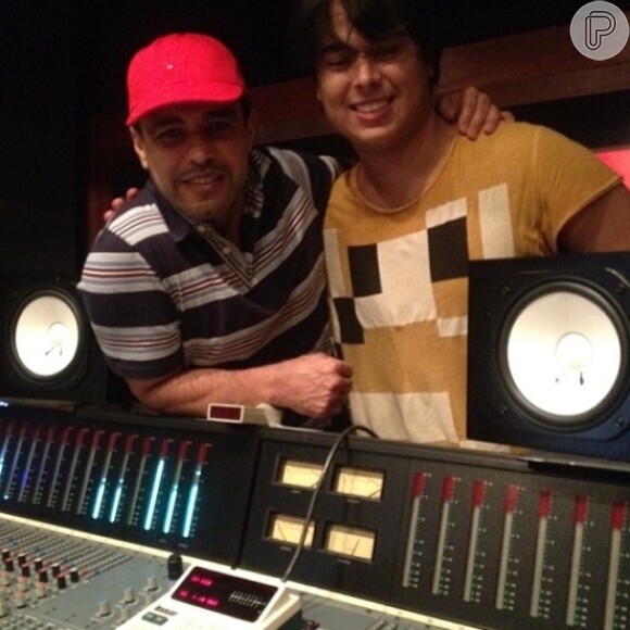 Recentemente, Zezé di Camargo levou o filho Igor para o estúdio junto com ele. O filho caçula é DJ. O cantor também é pai da cantora Wanessa e da atriz Camila Camargo