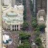 O desfile do 'Cordão da Bola Preta' arrasta uma multidão pela Avenida Rio Branco, no Centro do Rio