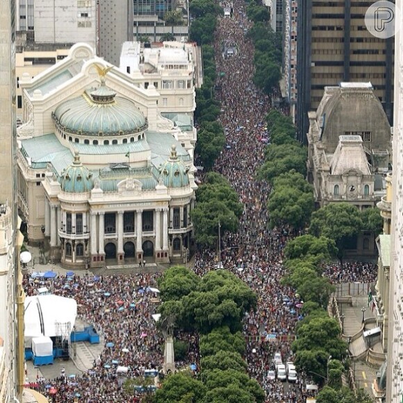 O desfile do 'Cordão da Bola Preta' arrasta uma multidão pela Avenida Rio Branco, no Centro do Rio
