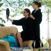 Marina (Tainá Müller) penteia os cabelos de Clara (Giovanna Antonelli), na novela 'Em Família'