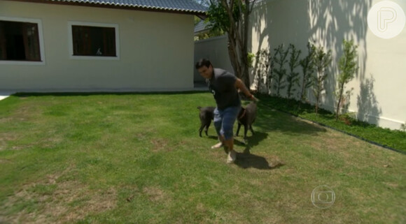 O apresentador André Marques contou que estava tendo dificuldades até para brincar com as suas cachorras porque se sentia cansado
