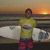 Após pegar várias ondas, Flávio Canto posa diante da praia paradisíaca na Costa Rica, entre as gravações do 'Nas Ondas'