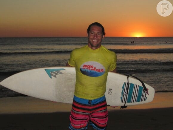 Após pegar várias ondas, Flávio Canto posa diante da praia paradisíaca na Costa Rica, entre as gravações do 'Nas Ondas'