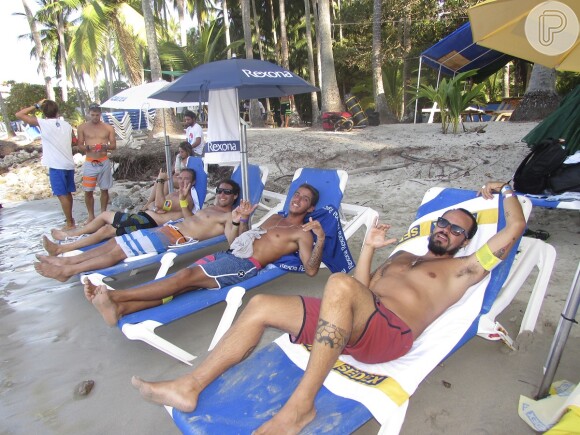 Paulinho Vilhena relaxa ao lado dos companheiros de equipe entre as gravações do 'Nas Ondas'