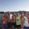 Paulinho Vilhena e os outros surfistas participantes do 'Nas Ondas' posam juntos no barco