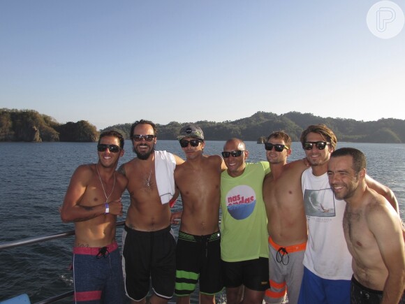 Paulinho Vilhena e os outros surfistas participantes do 'Nas Ondas' posam juntos no barco