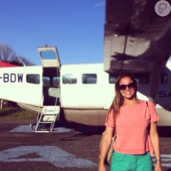 Fernanda Gentil brinca que arrisou a vida ao viajar nesse 'teco-teco' para gravar o 'Nas Ondas', na legenda desta foto postada em seu perfil, no Instagram