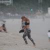 Carolina Dieckmann exibe barriga sarada durante treino funcional na praia do Pepino, em São Conrado, Zona Sul do Rio de Janeiro, nesta segunda-feira, 10 de março de 2014