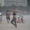 Carolina Dieckmann exibe barriga sarada durante treino funcional na praia do Pepino, em São Conrado, Zona Sul do Rio de Janeiro, nesta segunda-feira, 10 de março de 2014