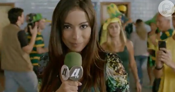 Anitta aparece como repórter no trailer de 'Copa de Elite'