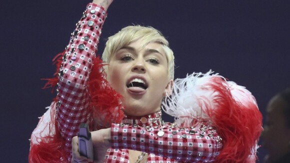 Fã de Miley Cyrus é preso depois de invadir o camarote da artista