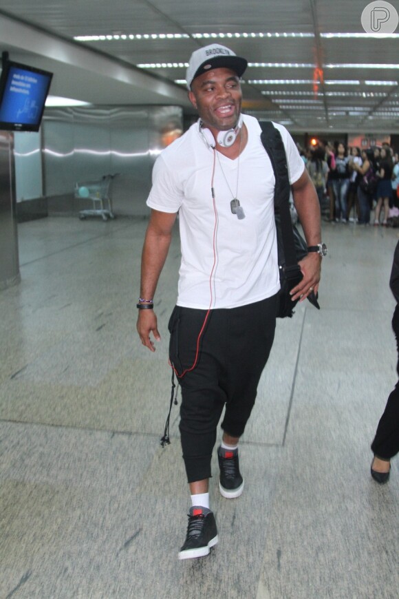Anderson Silva desembarcou no aeroporto internacional de Cumbica, em São Paulo, nesta terça-feira, 11 de março de 2014