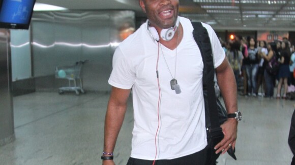Anderson Silva desembarca sorridente no aeroporto internacional de São Paulo
