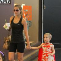 Luiza Valdetaro passeia com a filha, Maria Luiza, em shopping carioca