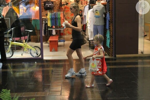 Mãe e filha passeiam no shopping