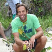 Jack Johnson planta árvore em praia antes de show no Rio: 'Esse país é lindo'