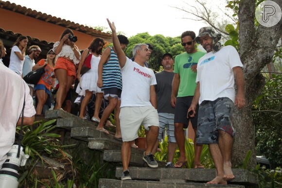 Jack Jonhson visita Prainha, na Zona Oeste do Rio, durante ação em prol do meio ambiente