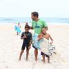 Jack Johnson posa com crianças durante visita à Praina, na Zona Oeste do Rio de Janeiro