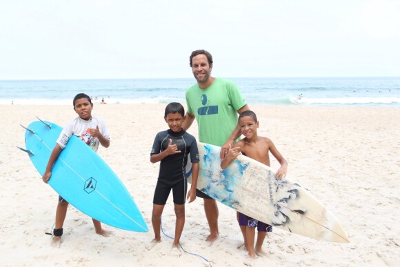 Jack Johnson posa com crianças de escola de surf, no Rio