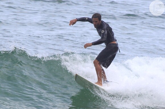 Jack Johnson surfa na Prainha, na Zona Oeste do Rio, após plantar árvore em ação ambiental