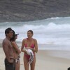 Mulher de Jack Johnson e filhos do cantor assistem ele surfar na Prainha, Zona Oeste do Rio