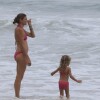 Mulher de Jack Johnson e filhos do cantor assistem ele surfar na Prainha, Zona Oeste do Rio