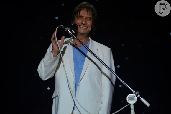 O jornalista caracteriza as músicas de Roberto Carlos como 'surf rock, R&B funkeado e baladas românticas num modo Julio Iglesias'