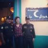 Sthefany Brito posa entre dois policiais da Guatemala, onde ela está para as gravações de 'Flor do Caribe', em 17 de janeiro de 2013