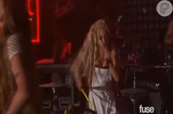 Depois do banho de vômito cenográfico, Lady Gaga canta com roupa suja em show no Texas, EUA
